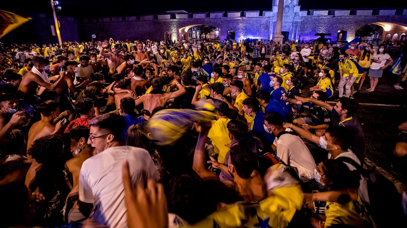 Celebración del Cádiz por todo lo alto, pero sin mantener las medidas de seguridad por la COVID-19