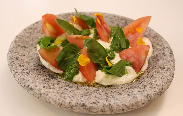 Tomate al natural con stracciatella y pesto