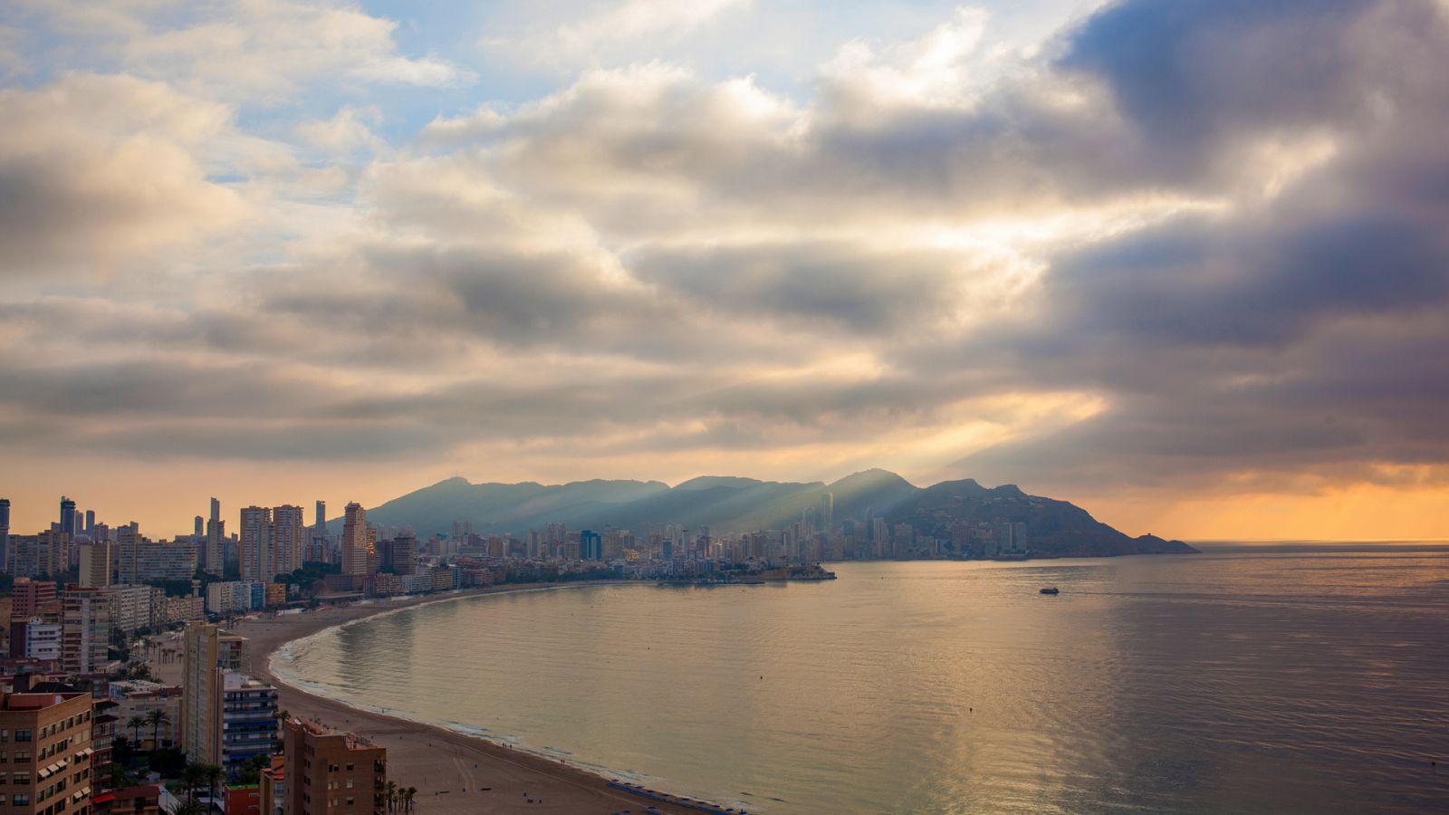Chubascos en el interior de la comunidad Valenciana, Murcia y Andalucía oriental - ver ahora