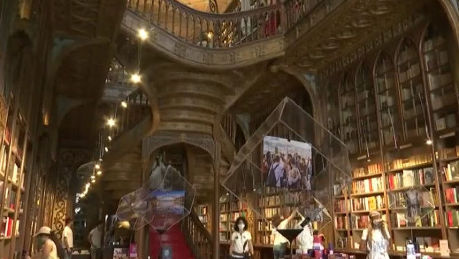 Telediario 1: Los lectores siguen visitando la librería Lello aunque no inspiró a Rowling para Harry Potter | RTVE Play