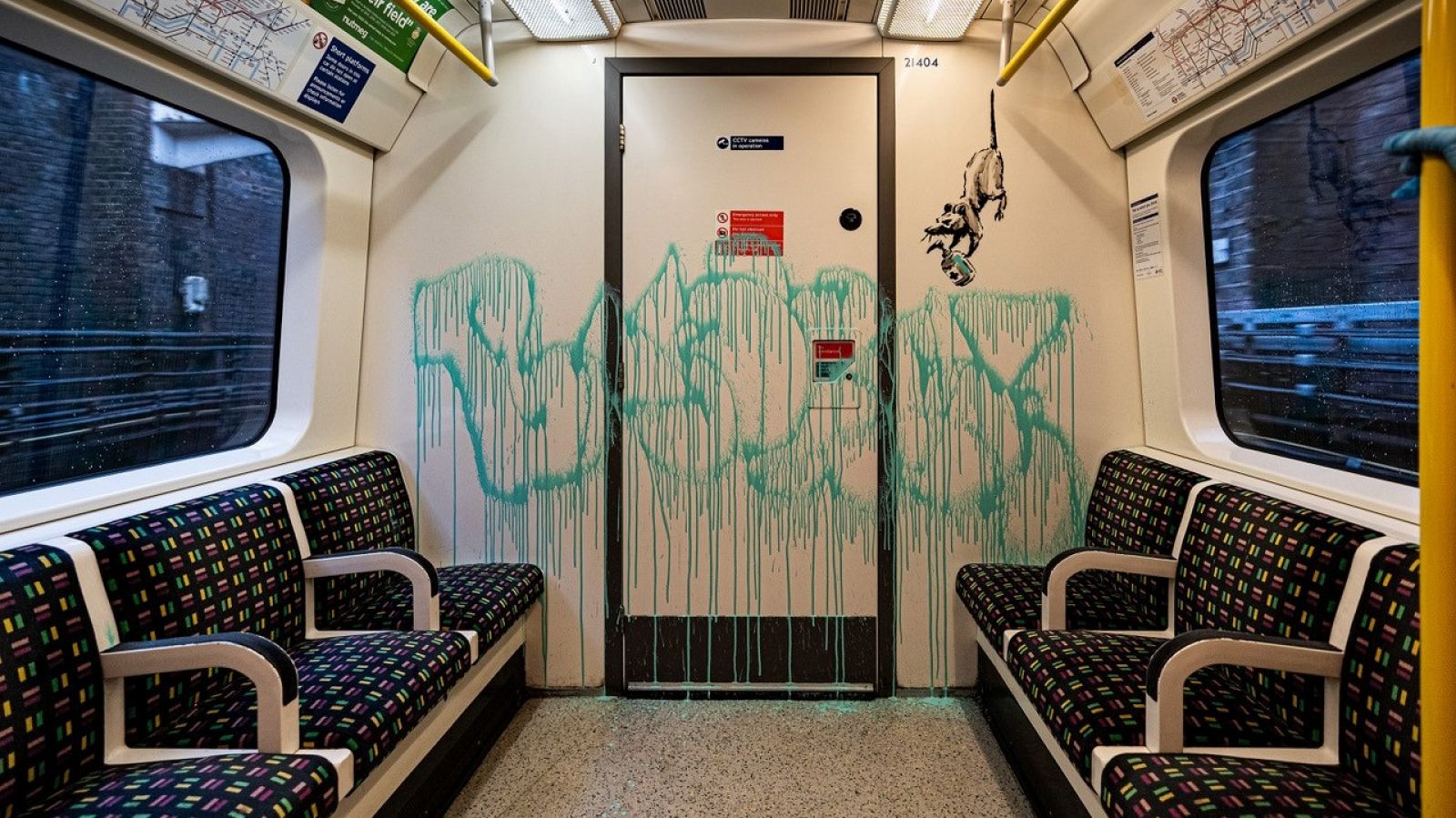 Banksy aparece en el metro de Londres para concienciar sobre las mascarillas