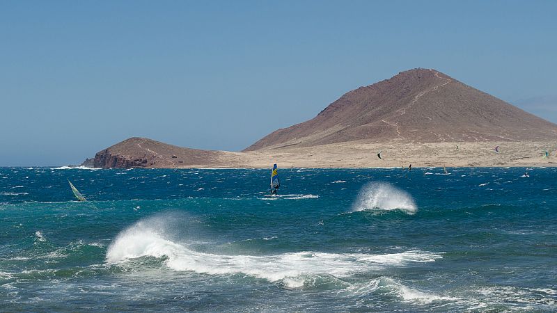 Intervalos de viento fuerte en el Estrecho, Canarias y litoral de Galicia - ver ahora 