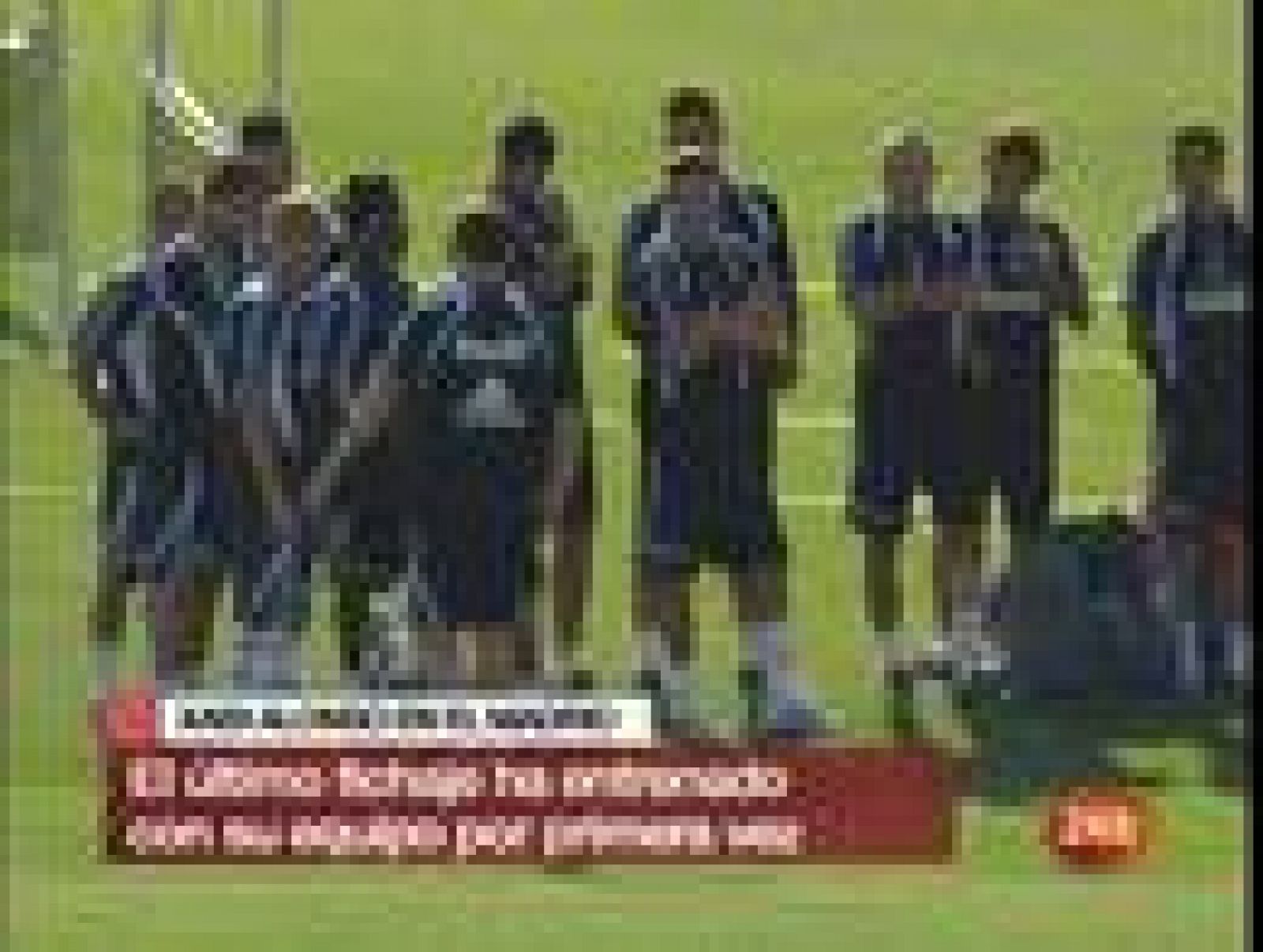 El nuevo jugador del Real Madrid se ejercitó por primera vez en Valdebebas. Xabi fue recibido con aplausos por sus nuevos compañeros.