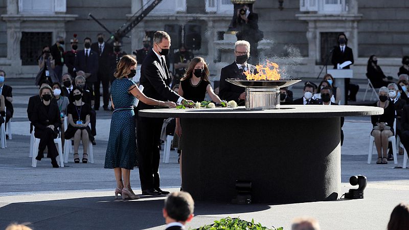 Ofrenda floral en memoria de las víctimas del coronavirus