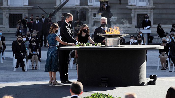 Ofrenda floral en memoria de las víctimas del coronavirus