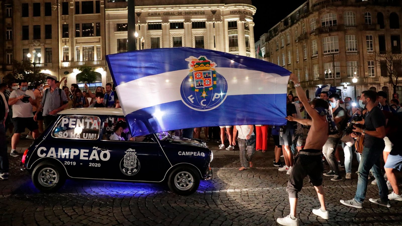 Oporto toma las calles para celebrar la liga saltándose las medidas de seguridad