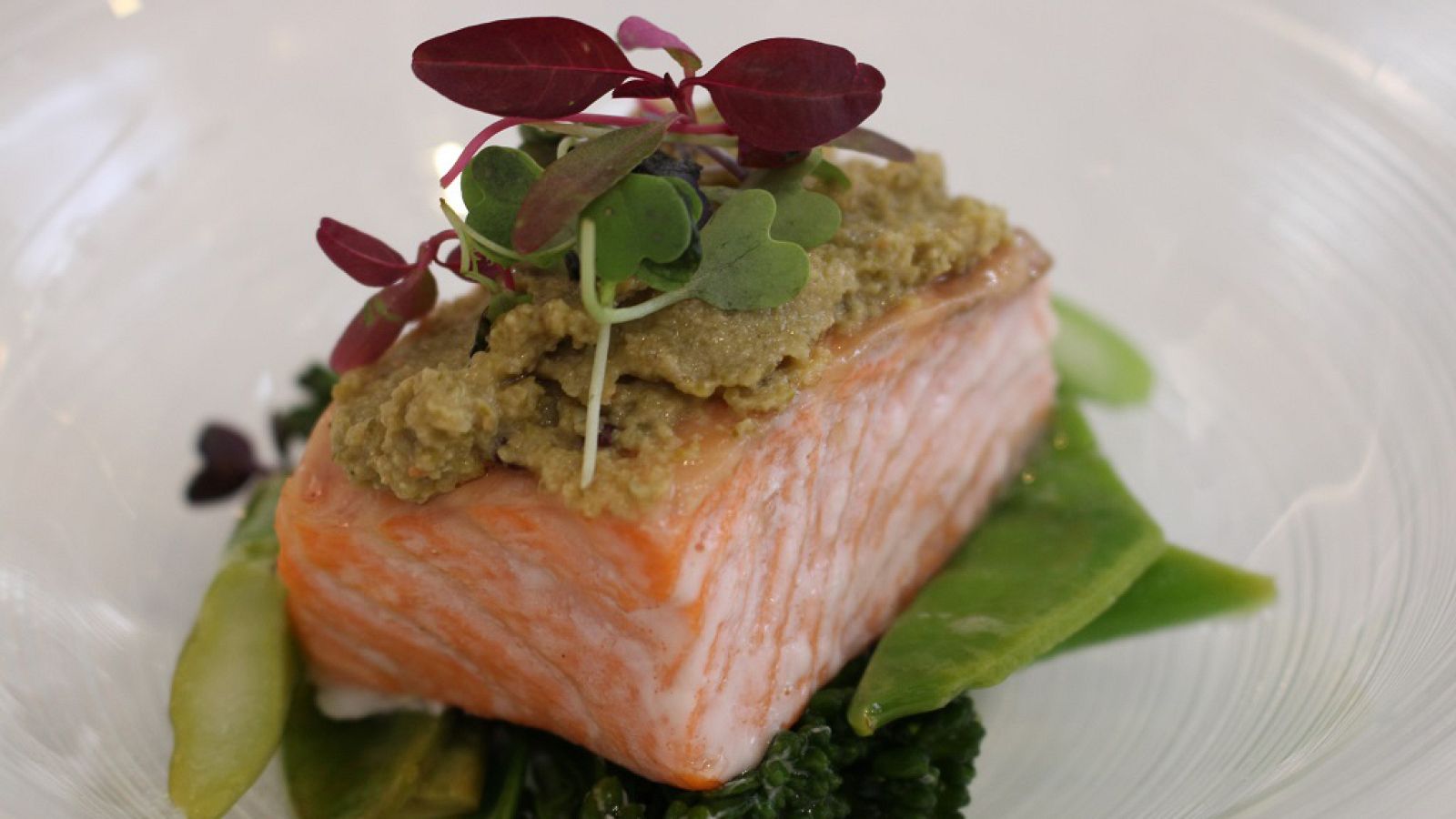 Papillote de truchón con tapenade verde