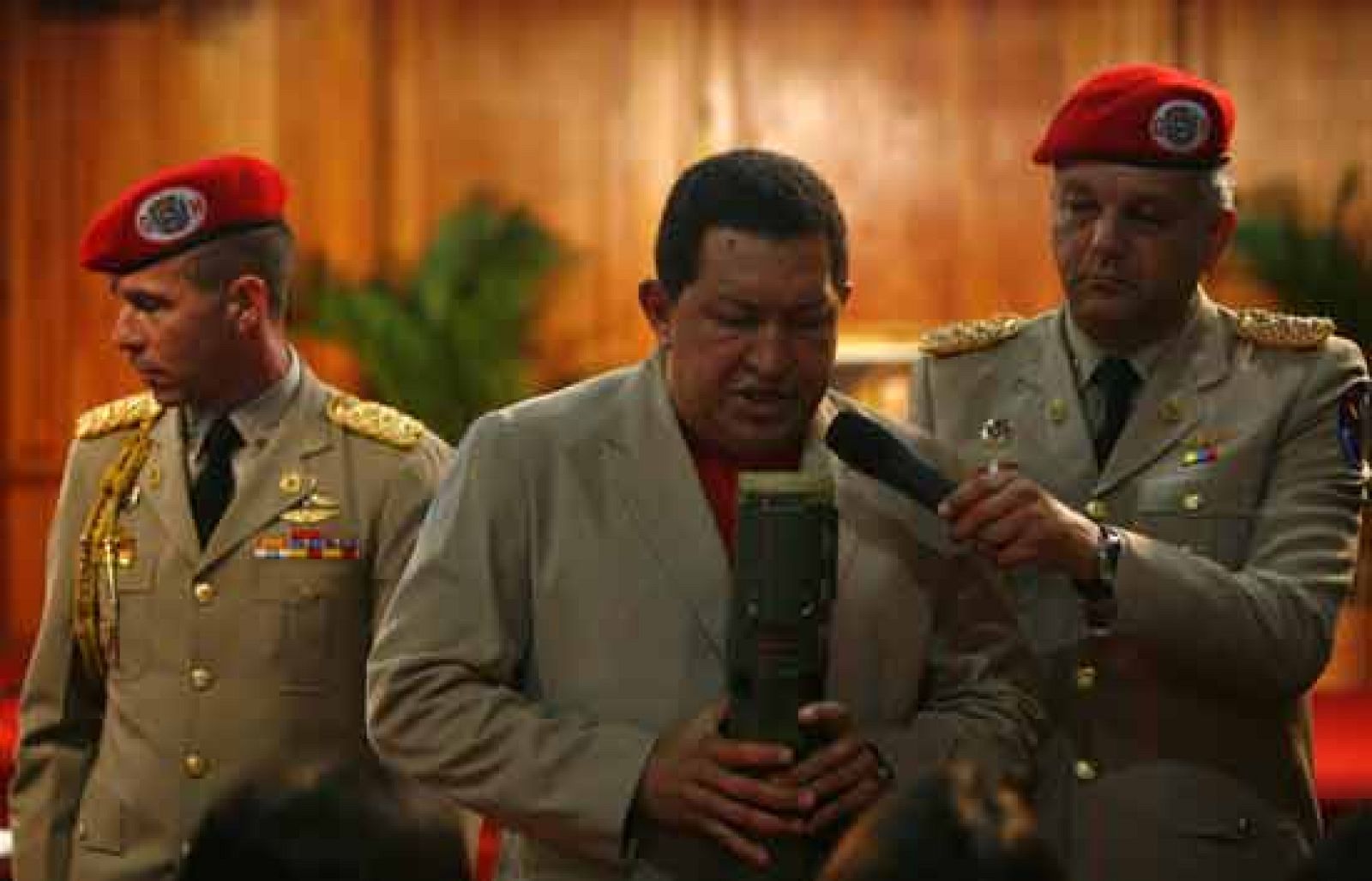  Chávez se opone a la utilización de bases militares colombianas 
