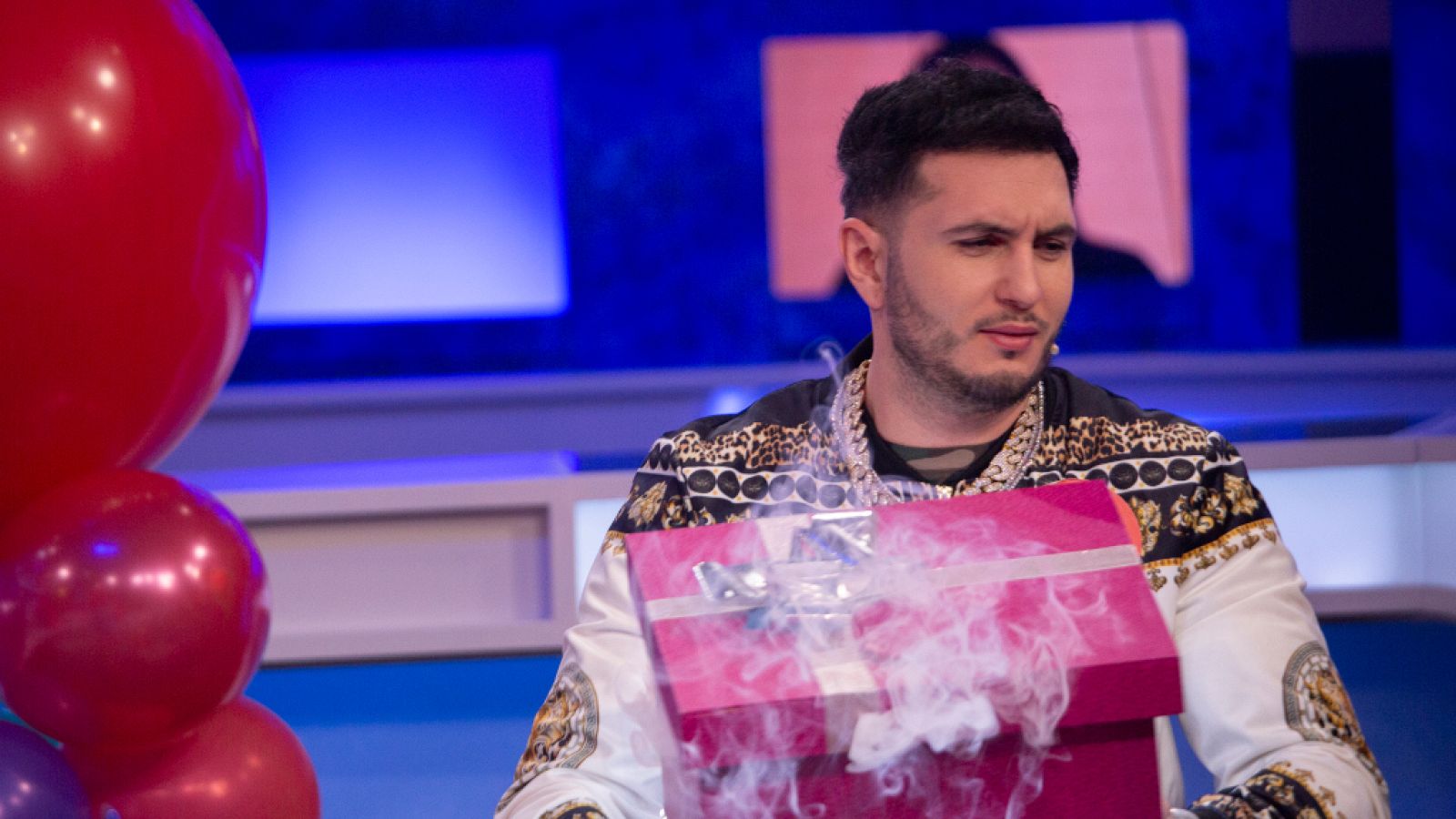 Omar Montes se lleva un explosivo regalo | Ver