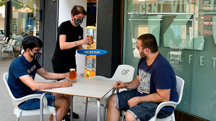 Vecinos y comerciantes de Barcelona se resignan ante las restricciones para frenar el coronavirus