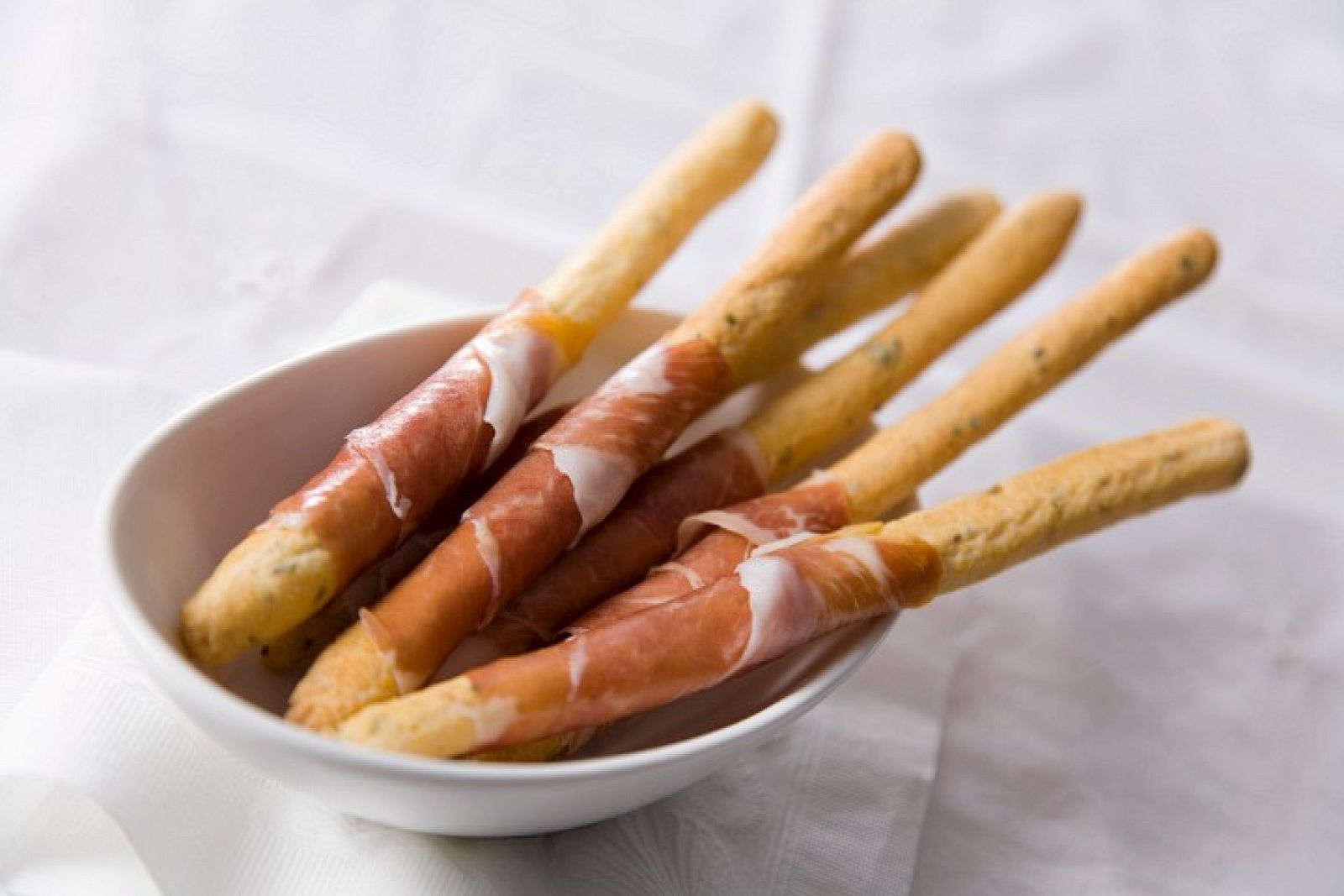 Grissini con queso gorgonzola y láminas de guanciale