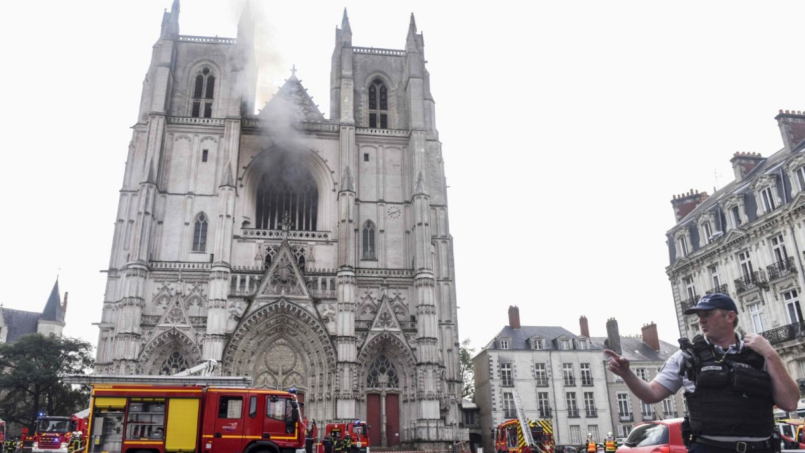 Decenas de bomberos tratan de extinguir un incendio en la catedral de Nantes