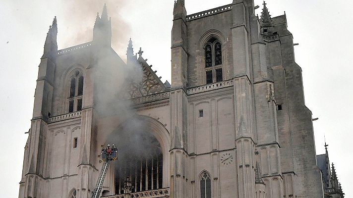 Informativo 24h - La Fiscalía investiga como intencionado el incendio en la catedral de Nantes
