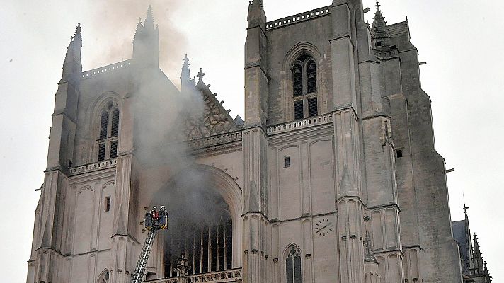 La Fiscalía investiga como intencionado el incendio en la catedral de Nantes