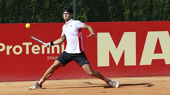 Carlos Taberner pasa por encima de Roberto Carballés