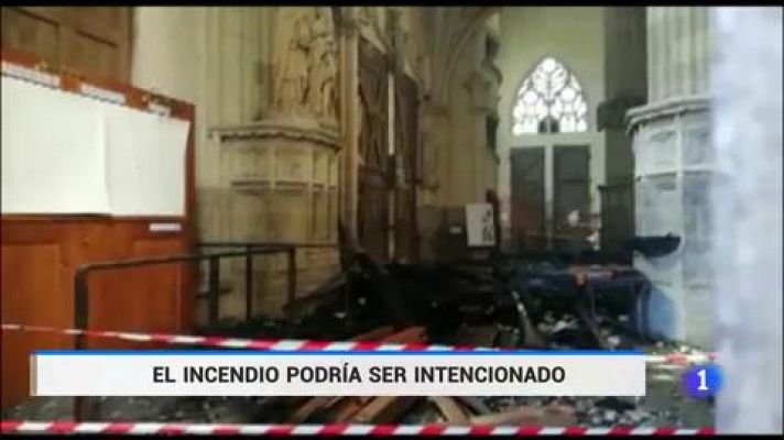 Telediario 1 - La existencia de tres focos en el incendio de la catedral de Nantes refuerza la hipótesis criminal del fuego