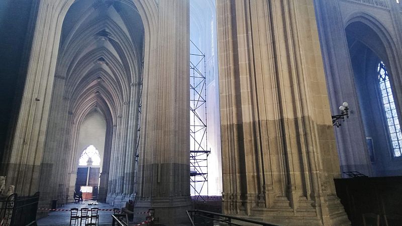 La existencia de tres focos en el incendio de la catedral de Nantes refuerza la hipótesis criminal del fuego