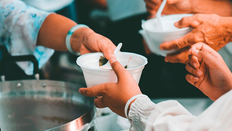 La crisis del coronavirus llena de gente sin ingresos las colas de los comedores sociales en Francia