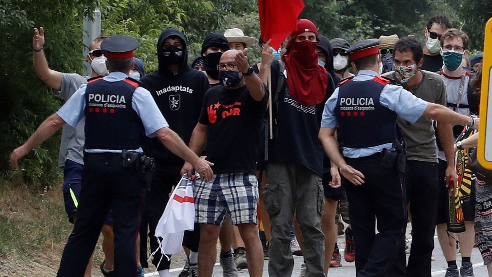 Los Mossos d'Esquadra detienen a un manifestante en las protestas contra la visita de los reyes a Tarragona