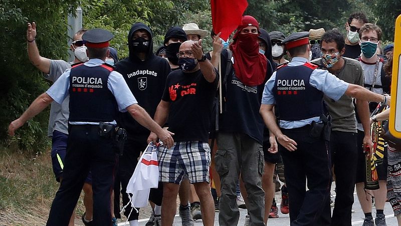 Los Mossos d'Esquadra detienen a un manifestante en las protestas contra la visita de los reyes a Tarragona