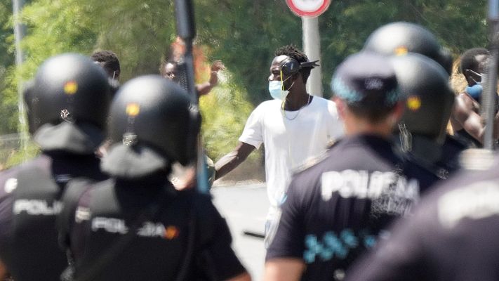 Los temporeros confinados en Albacete se enfrentan a la policía y denuncian falta de información