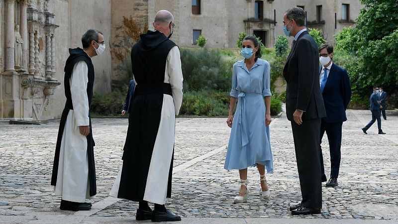 Los reyes visitan el Monasterio de Poblet entre protestas independentistas