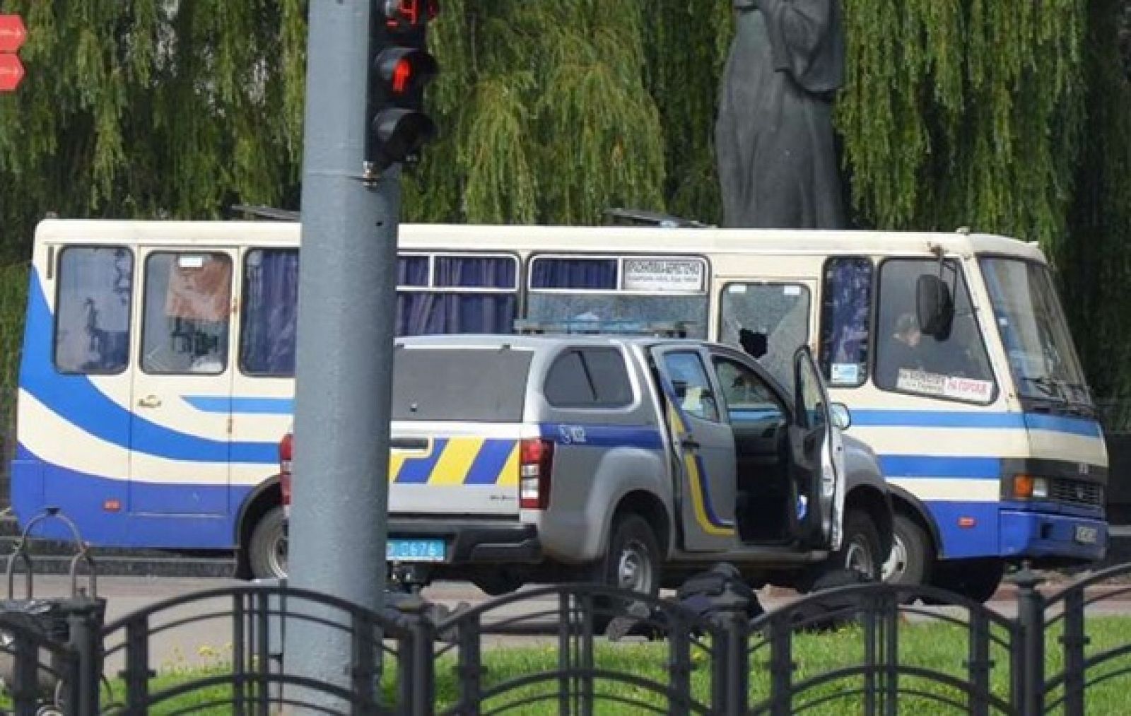 Un hombre con explosivos secuestra un autobús con 22 personas en Ucrania