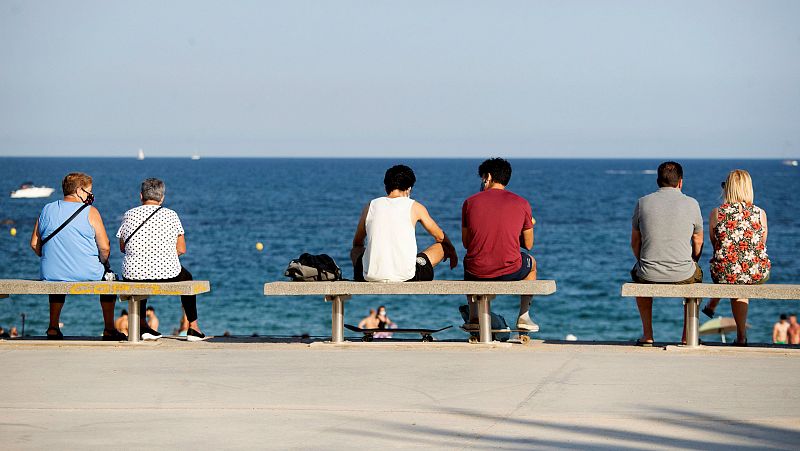 Barcelona reduce el aforo en las playas para frenar los contagios
