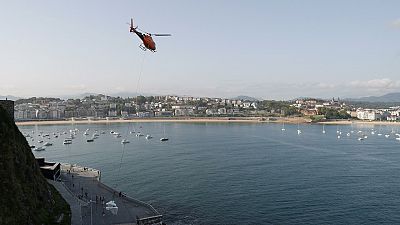 Trasladan en helicptero la escultura de Cristina Iglesias a la isla en San Sebastin