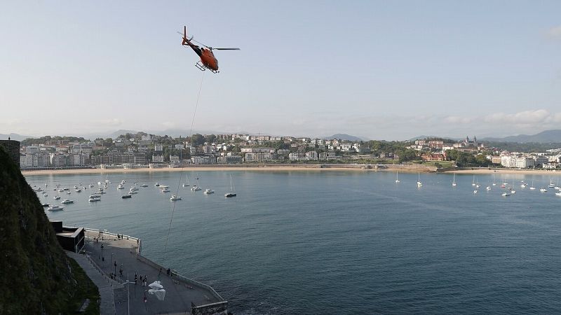 Trasladan en helicóptero la escultura de Cristina Iglesias a la isla en San Sebastián