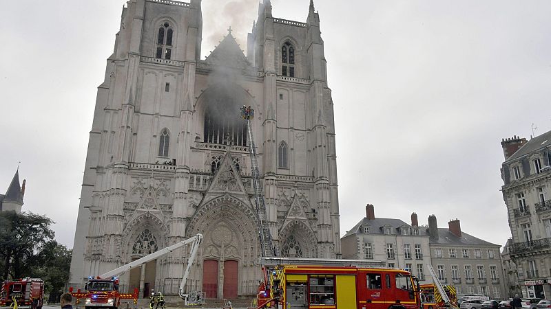 El incendio que arrasó parte de la catedral de Nantes, en Francia, sigue siendo un misterio