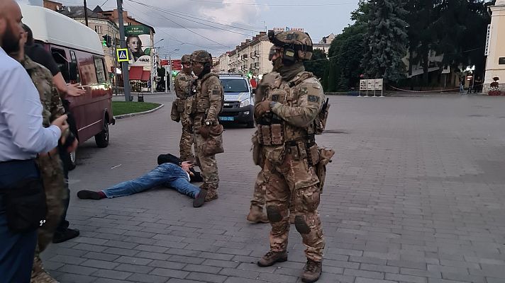 Telediario 1 - La policía ucraniana detiene al secuestrador del autobús y libera a todos los rehenes