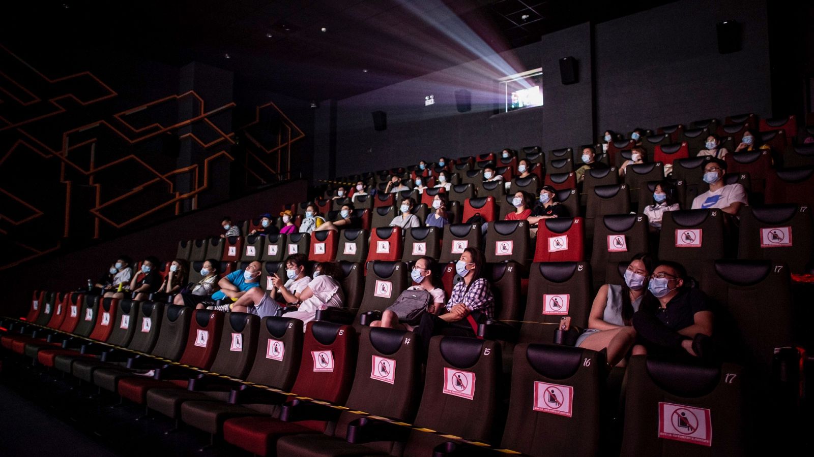 Coronavirus | Los cines de China reabren tras seis meses cerrados, con un tercio del aforo