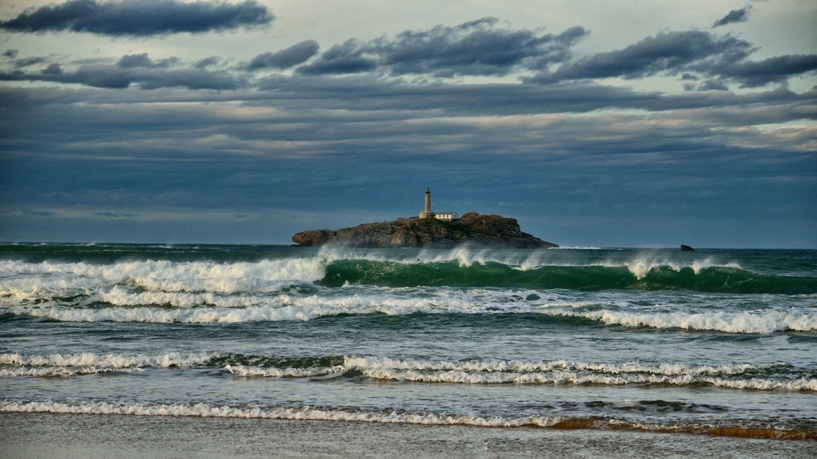 Posibilidad de chubascos y tormentas localmente fuertes en la cordillera Cantábrica - Ver ahora