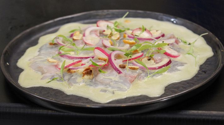 Tiradito de lubina con leche de chufa