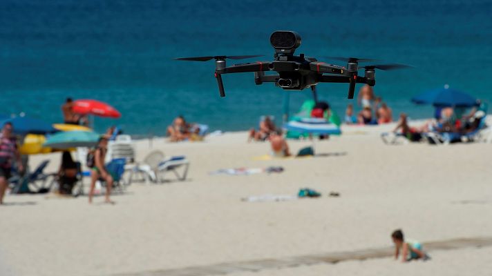 Cuatro drones controlan el aforo de las playas de Sanxenxo para evitar aglomeraciones
