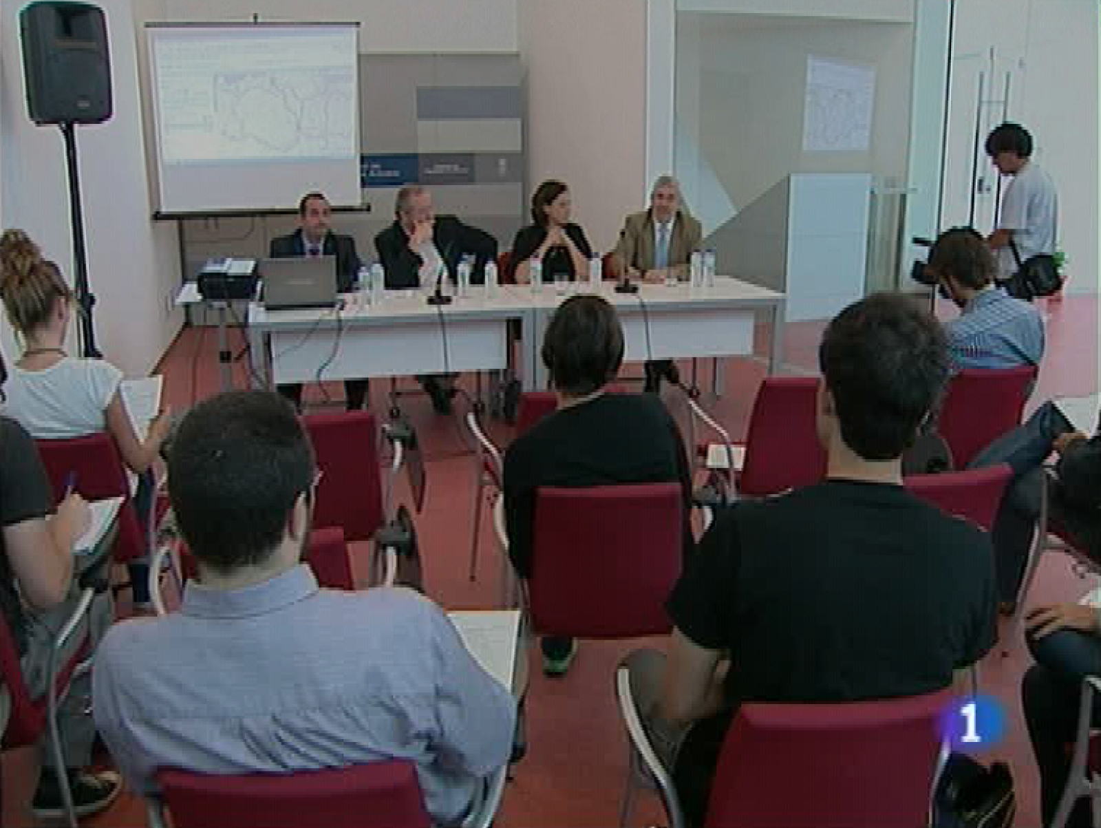  Asturias es la primera comunidad española que incorpora su red de transportes públicos a Transit, una herramienta de Google que se utiliza para planificar viajes. Ha sido presentada esta mañana. Calcula la ruta y el tiempo, y detalla paso a paso el itinerario de cada desplazamiento.El secretario de Estado de Fomento dice que no puede precisar la fecha en que llegará el AVE a Asturias debido a la complejidad de las obras. El consejero de Infraestructuras del Principado sí se aventura y reitera que llegará en 2012 