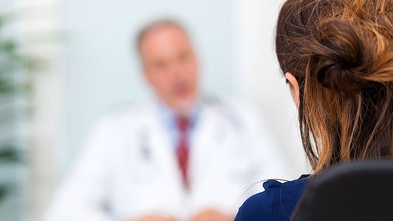 La voz de las mujeres cambia con la menopausia, según un estudio de la UNED