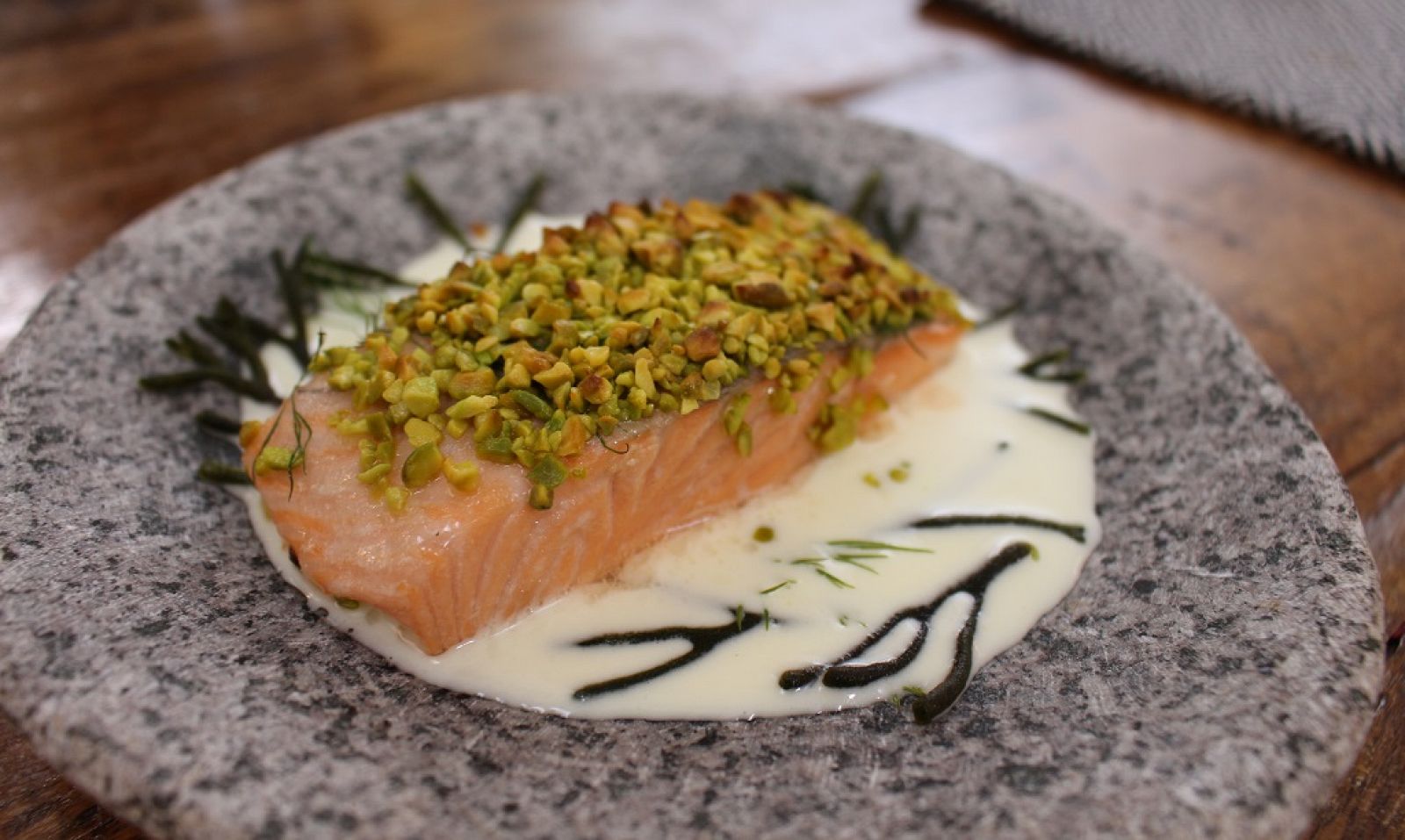 Salmón en costra de pistacho con ajoblanco de coco