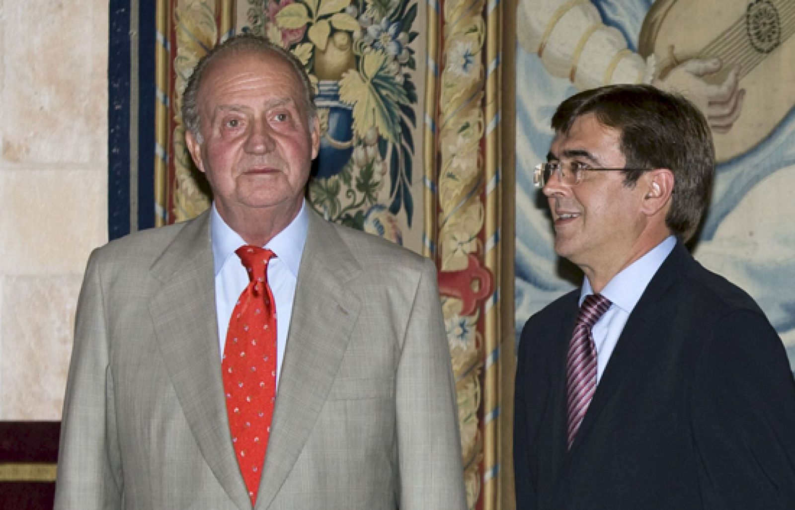 Lo hace, cuando se cumple una semana del atentado de ETA que costó la vida a dos guardias civiles. Don Juan Carlos quería saber cómo ha afectado el atentado a los intereses económicos de la isla.