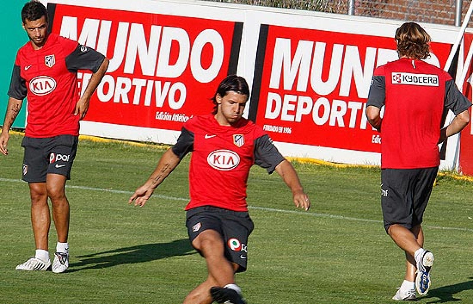 El Atlético de Madrid conocerá este viernes su rival en la previa de la Champions: Stuttgart, Arsenal, Olympique de Lyon, Parathinaikos o Sporting de Lisboa. Mientras tanto, el Athletic se juega su supervivencia en la Europa League. 