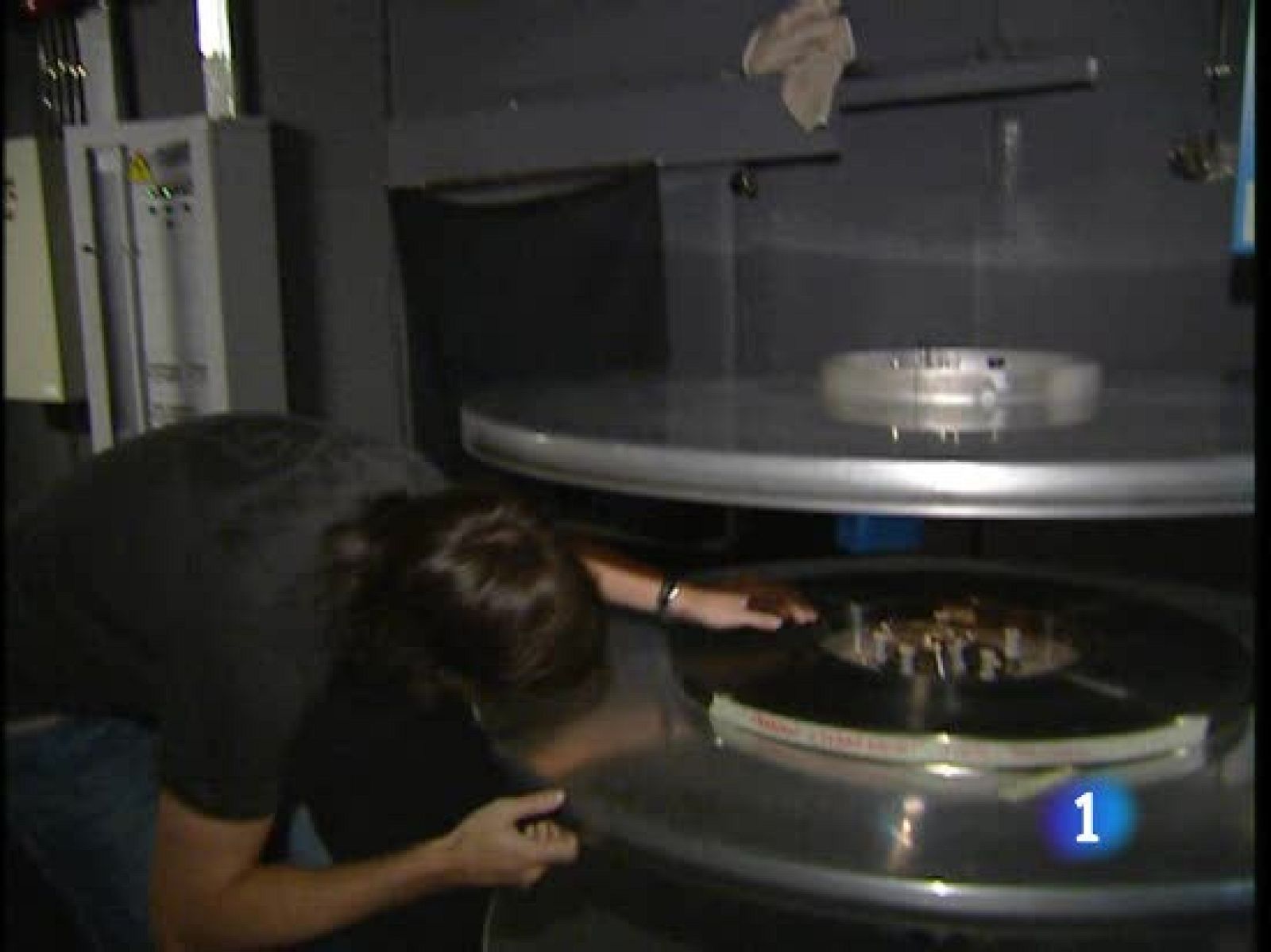 Un sistema que, de momento es imposible piratear y que con la ayuda de unas gafas especiales consigue que disfrutemos de las películas con mucha más intensidad. Las salas se preparan para este gran salto tecnológico. 