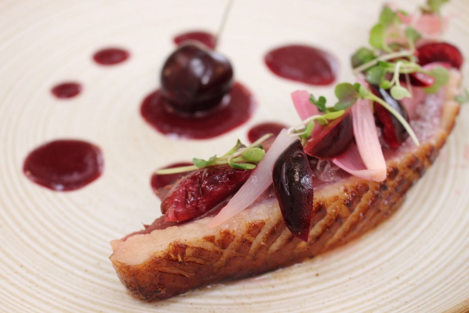 Magret de pato con cerezas 