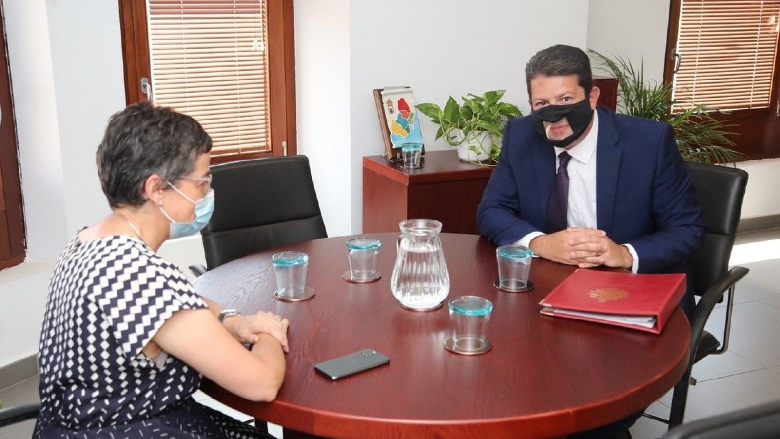 PP, Vox y Cs piden la comparecencia de Laya por su reunión con Picardo