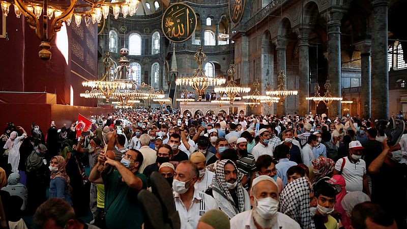 Miles de personas participan en el primer rezo musulmán en Santa Sofía, que vuelve a ser una Mezquita