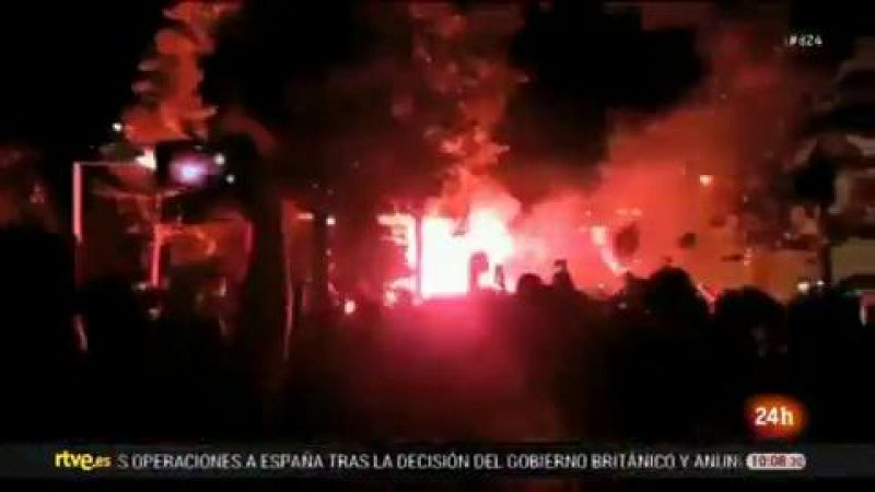 Cientos de aficionados celebran el ascenso del Sabadell sin precauciones - Informativo 24h | Ver