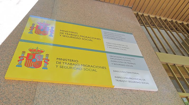 Telediario 1 - La brecha digital y el colapso de las oficinas dificultan los trámites de la nueva normalidad
