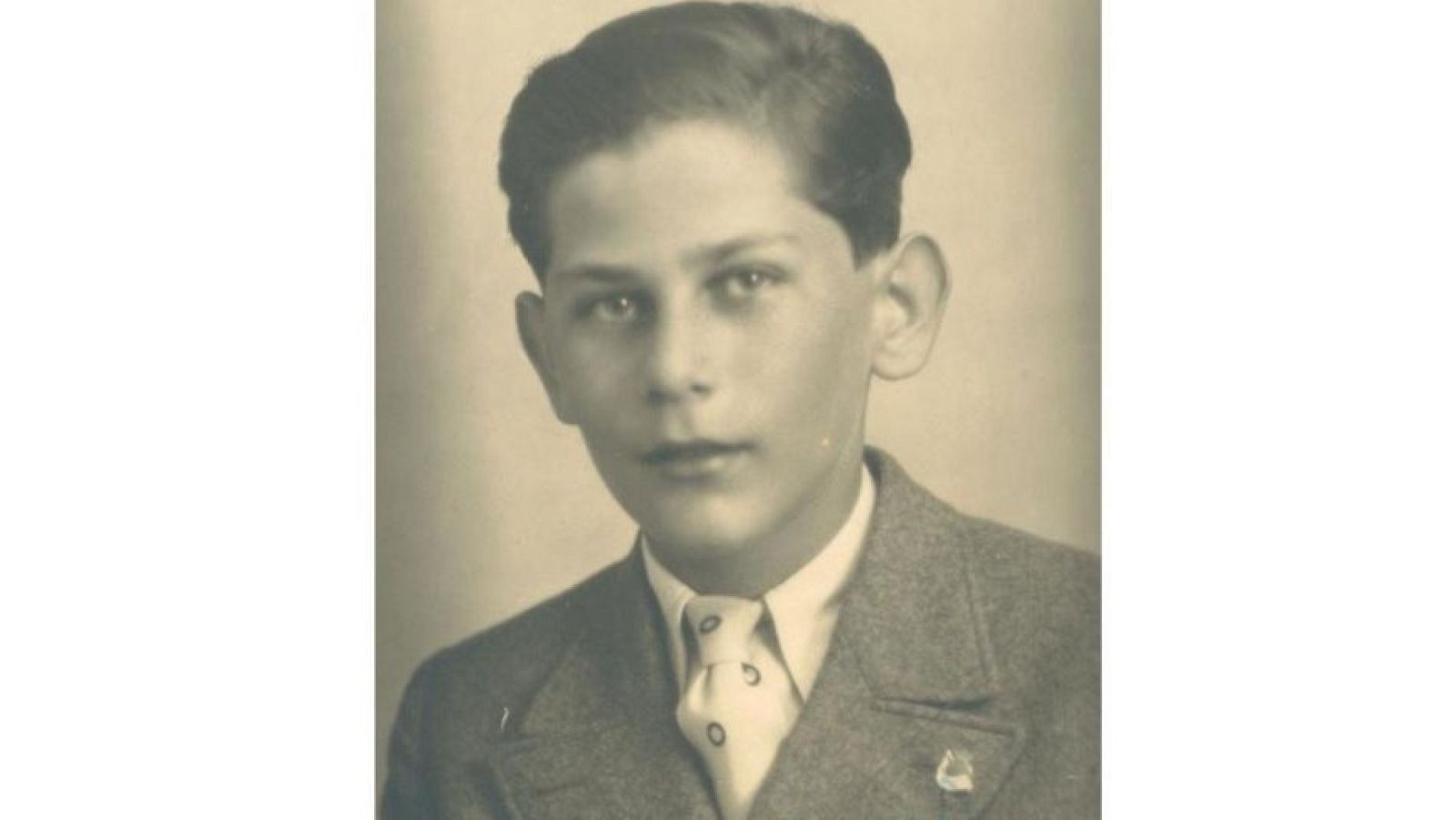 El enigmático pin de la Real de un joven asesinado en Auschwitz | Ver