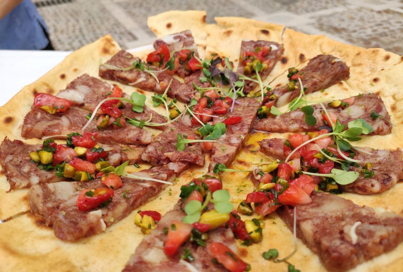 Receta veraniega: torta de chicharrones con vinagreta de fresas y pistachos