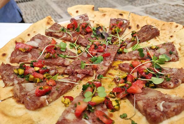 RTVE Cocina - Receta veraniega: torta de chicharrones con vinagreta